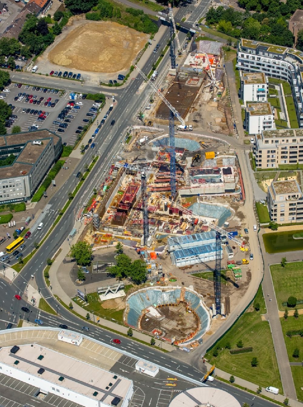 Aerial photograph Essen - View of the University Quarter and the construction site for the office building of Funke Media Group on Berliner Platz in Essen in the state of North Rhine-Westphalia. The shopping mall Limbecker Platz is located in the foreground