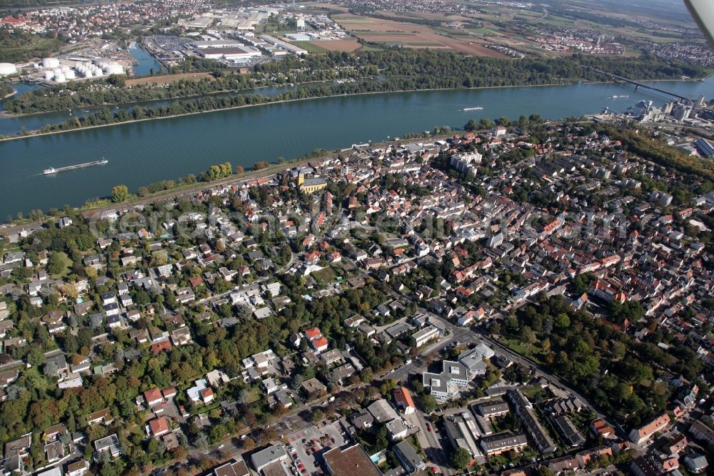 Aerial image Mainz - View of the Weisenau part of Mainz in the state of Rhineland-Palatinate. The district consists of a historic centre with old residential and business buildings as well as estates and appartment blocks. It is located on the riverbank of the Rhine and partly green and wooded