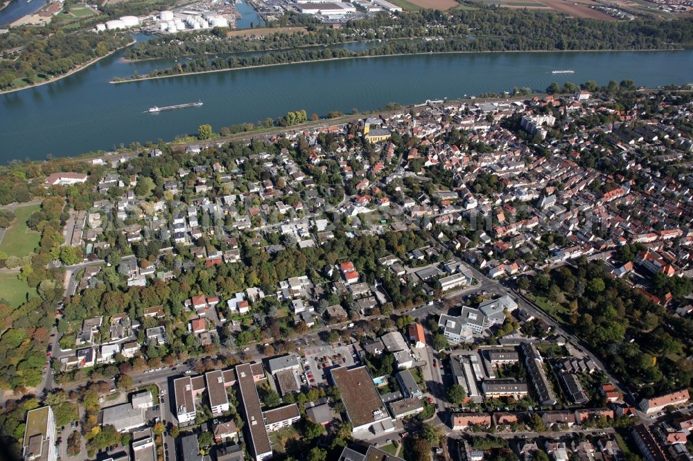 Aerial photograph Mainz - View of the Weisenau part of Mainz in the state of Rhineland-Palatinate. The district consists of a historic centre with old residential and business buildings as well as estates and appartment blocks. It is located on the riverbank of the Rhine and partly green and wooded