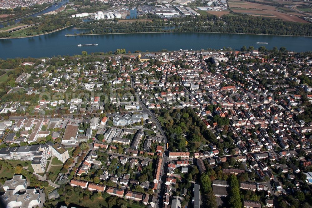 Aerial photograph Mainz - View of the Weisenau part of Mainz in the state of Rhineland-Palatinate. The district consists of a historic centre with old residential and business buildings as well as estates and appartment blocks. It is located on the riverbank of the Rhine and partly green and wooded