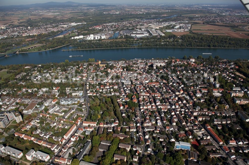 Mainz from the bird's eye view: View of the Weisenau part of Mainz in the state of Rhineland-Palatinate. The district consists of a historic centre with old residential and business buildings as well as estates and appartment blocks. It is located on the riverbank of the Rhine and partly green and wooded