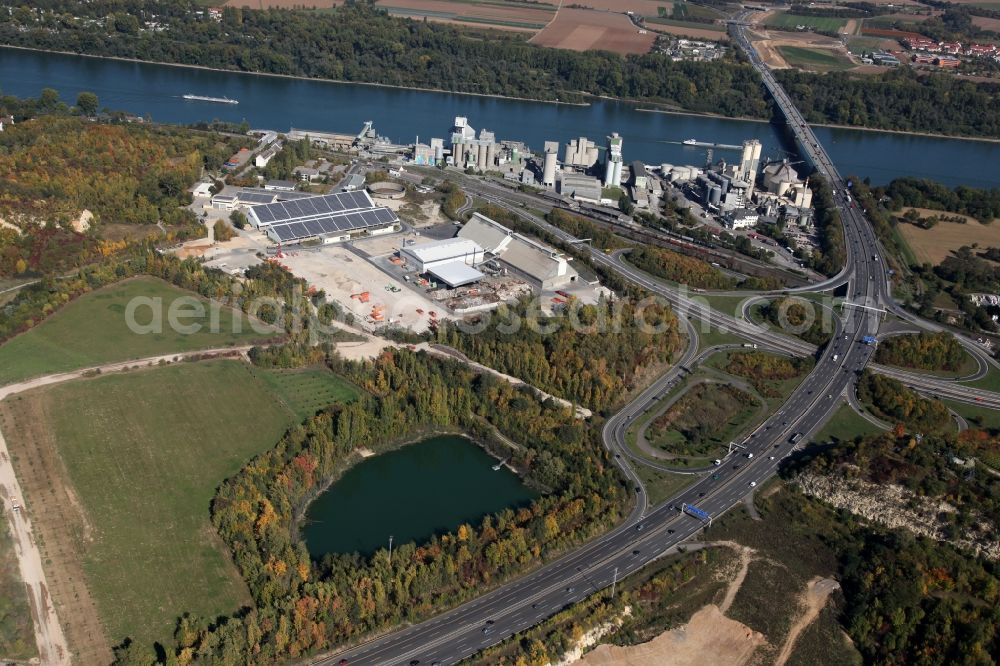 Aerial image Mainz - View of the Weisenau part of Mainz in the state of Rhineland-Palatinate. The district consists of a historic centre with old residential and business buildings as well as estates and appartment blocks. It is located on the riverbank of the Rhine and partly green and wooded. The federal motorway A60 takes its course in the South of Weisenau, the cement works Mainz are located in the East