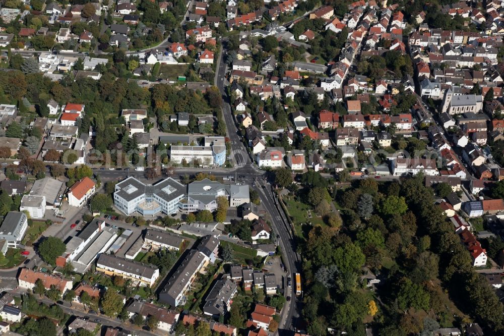 Aerial photograph Mainz - View of the Weisenau part of Mainz in the state of Rhineland-Palatinate. The district consists of a historic centre with old residential and business buildings as well as estates and appartment blocks. It is located on the riverbank of the Rhine and partly green and wooded