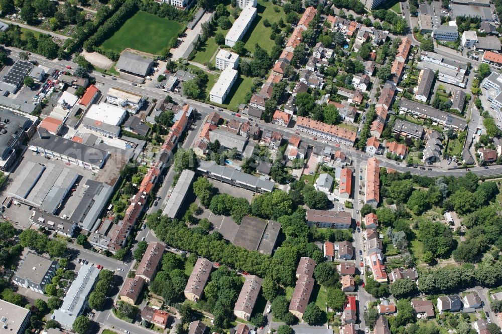 Aerial image Mainz - View of the Weisenau part of Mainz in the state of Rhineland-Palatinate. The district consists of a historic centre with old residential and business buildings as well as estates and appartment blocks. It is located on the riverbank of the Rhine and partly green and wooded