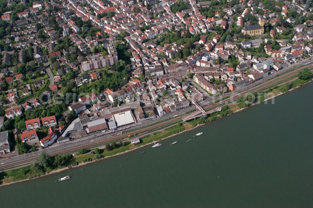 Mainz from the bird's eye view: View of the Weisenau part of Mainz in the state of Rhineland-Palatinate. The district consists of a historic centre with old residential and business buildings as well as estates and appartment blocks. It is located on the riverbank of the Rhine and the location of the yearly Gutenberg-Marathon