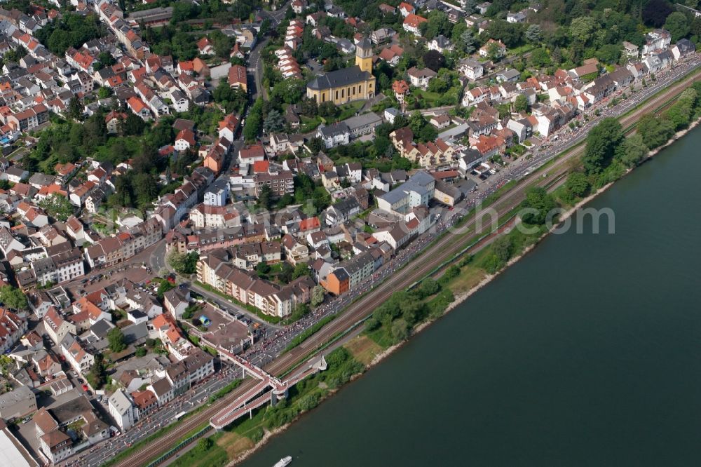 Aerial photograph Mainz - View of the Weisenau part of Mainz in the state of Rhineland-Palatinate. The district consists of a historic centre with old residential and business buildings as well as estates and appartment blocks. It is located on the riverbank of the Rhine and the location of the yearly Gutenberg-Marathon