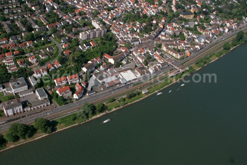 Aerial photograph Mainz - View of the Weisenau part of Mainz in the state of Rhineland-Palatinate. The district consists of a historic centre with old residential and business buildings as well as estates and appartment blocks. It is located on the riverbank of the Rhine and the location of the yearly Gutenberg-Marathon