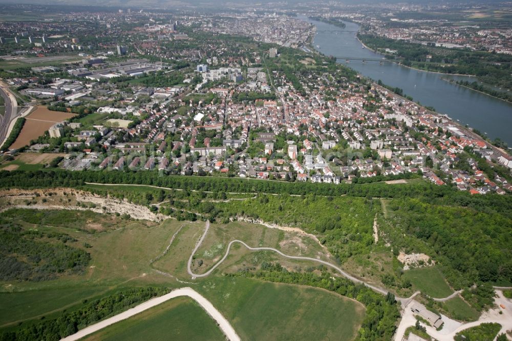 Aerial photograph Mainz - View of the Weisenau part of Mainz in the state of Rhineland-Palatinate. The district consists of a historic centre with old residential and business buildings as well as estates and appartment blocks. It is located on the riverbank of the Rhine and partly green and wooded