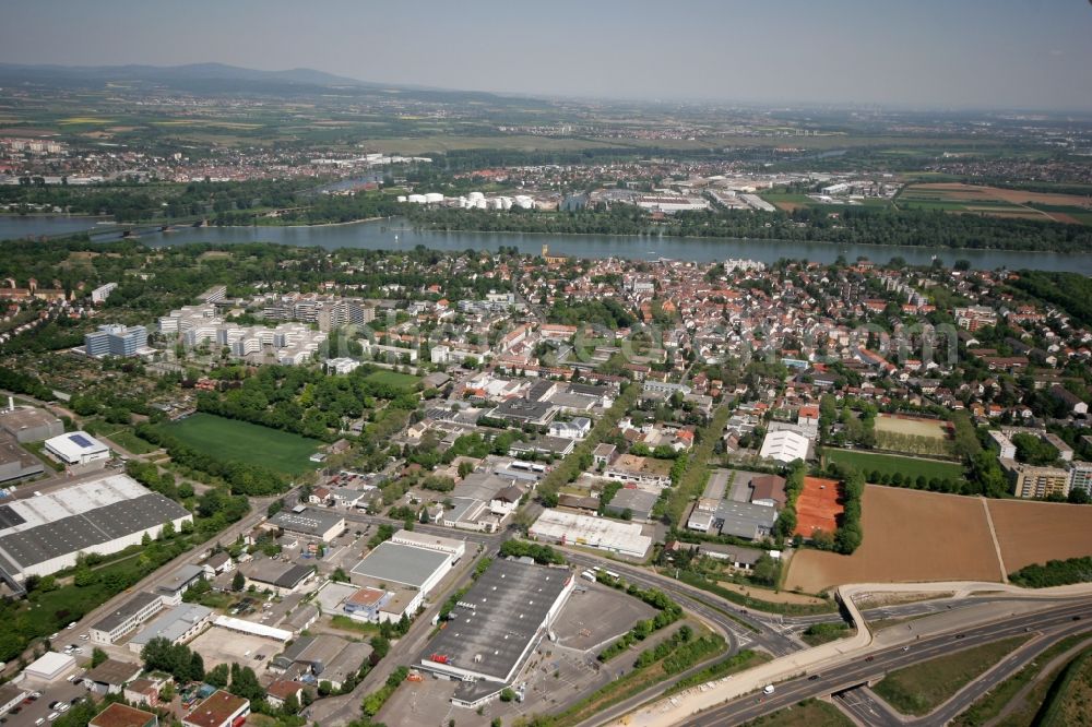 Mainz from the bird's eye view: View of the Weisenau part of Mainz in the state of Rhineland-Palatinate. The district consists of a historic centre with old residential and business buildings as well as estates and appartment blocks. It is located on the riverbank of the Rhine and partly green and wooded. The district borders the federal motorway A60 in the Southwest with a commercial and industrial area