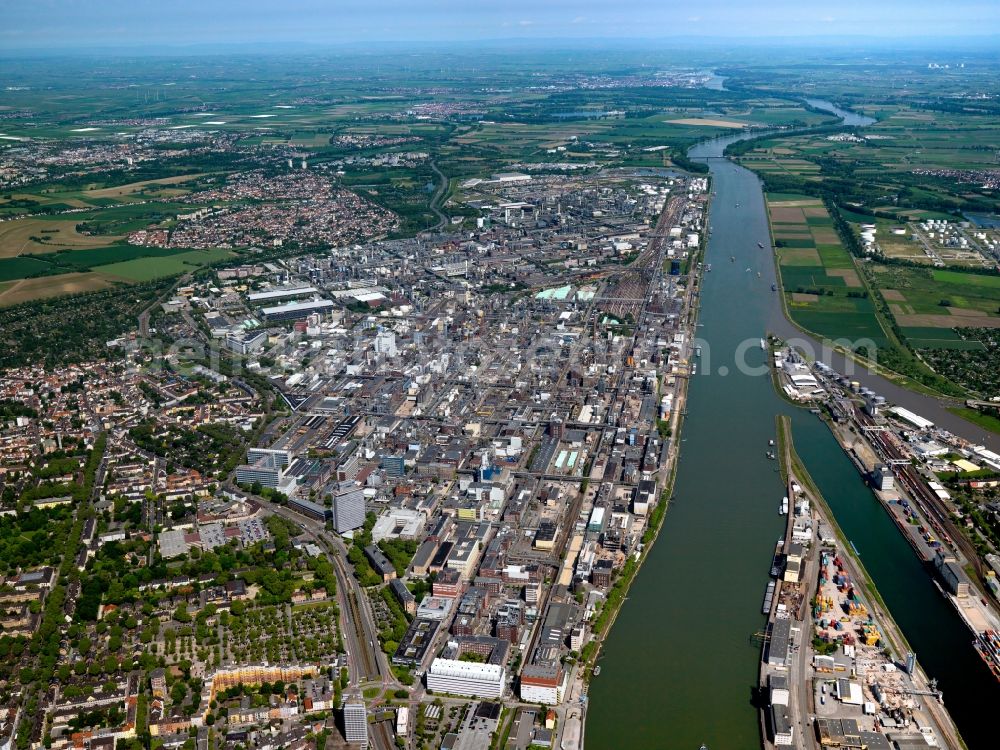 Aerial photograph Ludwigshafen - Partial view of city from the premises of BASF on the banks of the Rhine in Ludwigshafen in Rhineland-Palatinate. The plant grounds with more than 2000 buildings on over 10 square kilometers is the largest chemistry area of the world