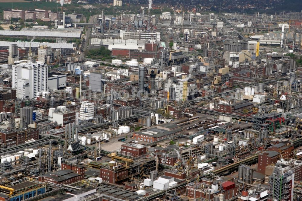 Aerial photograph Ludwigshafen am Rhein - Partial view of city from the premises of BASF on the banks of the Rhine in Ludwigshafen in Rhineland-Palatinate. The plant grounds with more than 2000 buildings on over 10 square kilometers is the largest chemistry area of the world