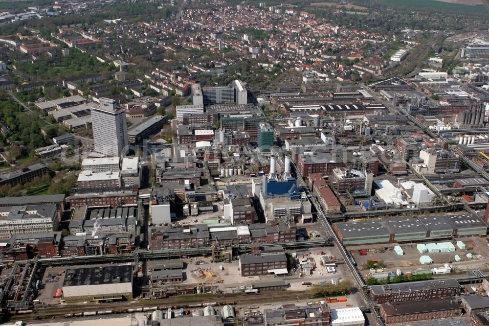 Ludwigshafen am Rhein from above - Partial view of city from the premises of BASF on the banks of the Rhine in Ludwigshafen in Rhineland-Palatinate. The plant grounds with more than 2000 buildings on over 10 square kilometers is the largest chemistry area of the world