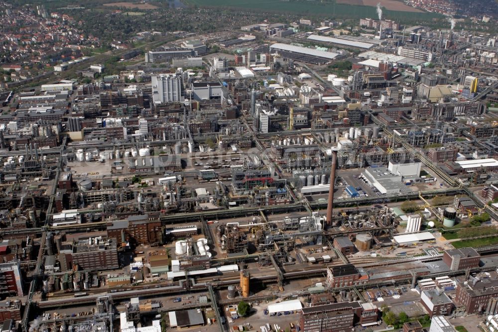 Aerial image Ludwigshafen am Rhein - Partial view of city from the premises of BASF on the banks of the Rhine in Ludwigshafen in Rhineland-Palatinate. The plant grounds with more than 2000 buildings on over 10 square kilometers is the largest chemistry area of the world