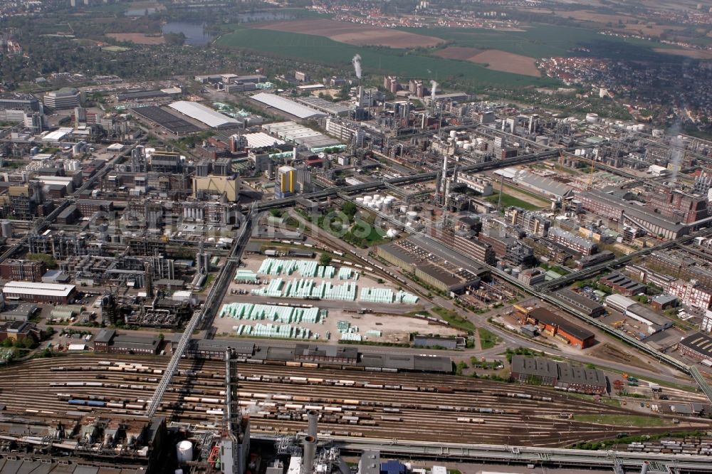 Aerial photograph Ludwigshafen am Rhein - Partial view of city from the premises of BASF on the banks of the Rhine in Ludwigshafen in Rhineland-Palatinate. The plant grounds with more than 2000 buildings on over 10 square kilometers is the largest chemistry area of the world