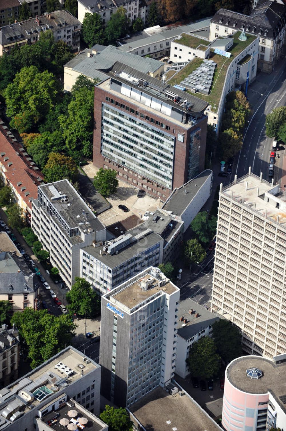 Frankfurt am Main from the bird's eye view: View over office Buildings at the street Eschersheimer Landstrasse in the district Westend-South on to the Academy of Music and Performing Arts in Frankfurt at the Main in Hesse