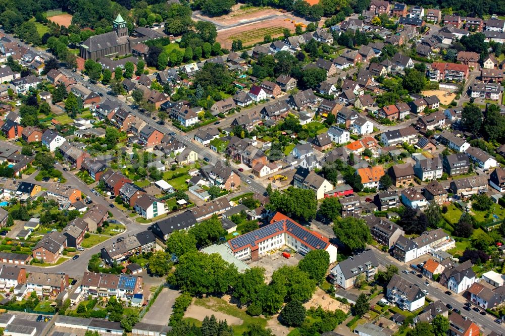 Bottrop from the bird's eye view: View of the West of Bottrop in the state of North Rhine-Westphalia. Ludgerusschule school is located in the foreground