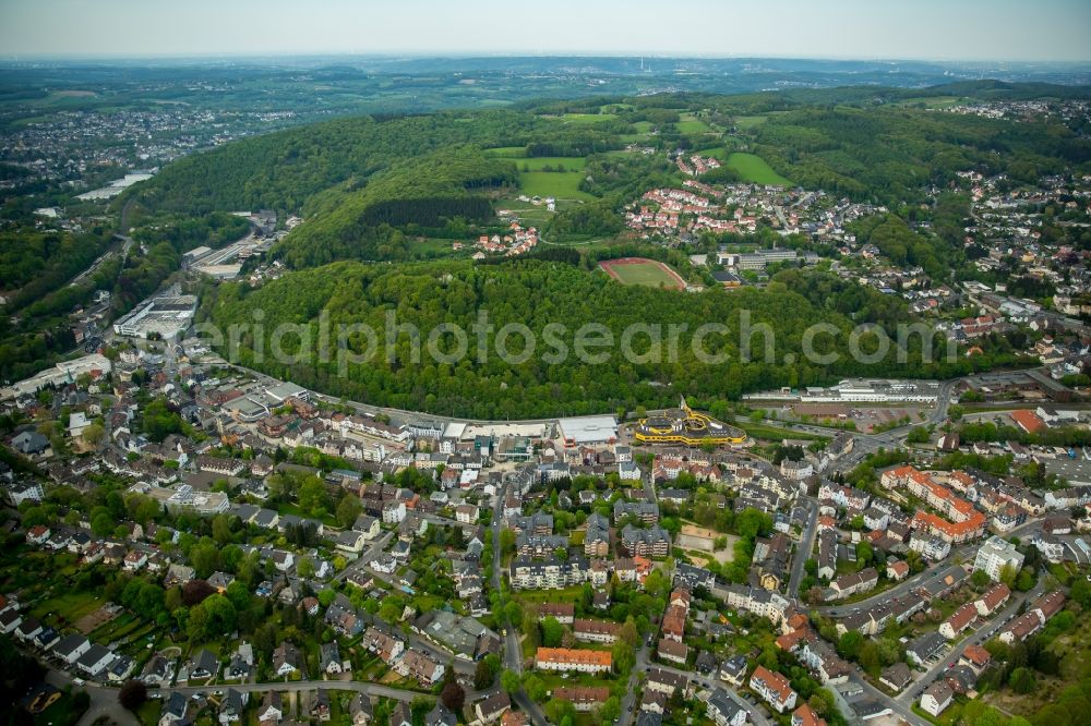 Ennepetal from the bird's eye view: View of the West of Ennepetal in the state of North Rhine-Westphalia. Commercial and residential buildings and a forest with Klutert cave are located along Neustrasse