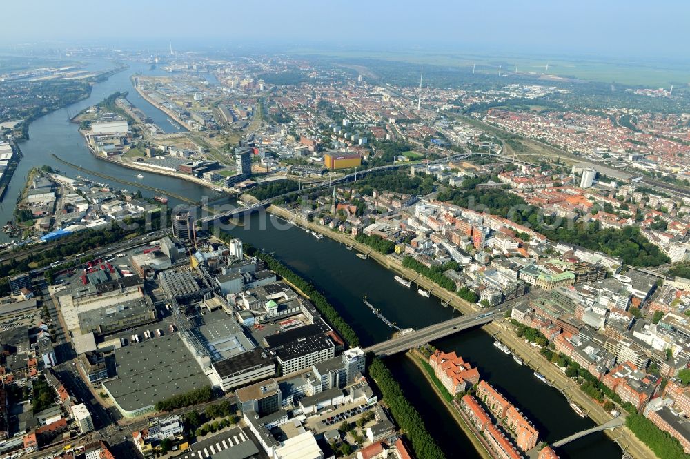 Aerial image Bremen - View of the West of the city centre along the river Weser in Bremen. The foreground shows the Neustadt part and the Teerhof peninsula, the background shows Walle and Ueberseestadt