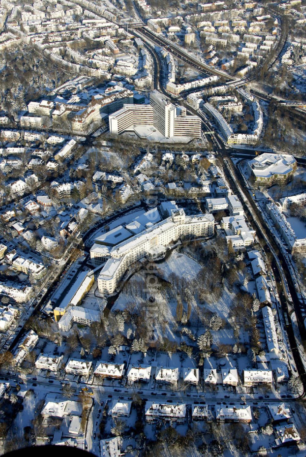 Essen from the bird's eye view: Stadtteilansicht des winterlich verschneiten Essens in Nordrhein-Westfalen. Deutschlands größter Gasversorgungskonzern E.ON Ruhrgas AG hat seinen Sitz in Essen. District view of the wintry, snowy city of Essen in North Rhine-Westphalia. Germany's largest gas supply company E.ON Ruhrgas AG has its headquater in Essen.