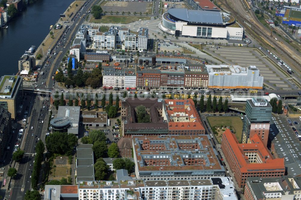 Aerial image Berlin - View of the residential and commercial area in the North of Oberbaum Bridge in the Friedrichshain part of Berlin. The residential and business buildings are located on the riverbank of the Spree along Warschauer Platz and Stralauer Allee. The former O2 World - now Mercedes-Benz-Arena - is located here as well