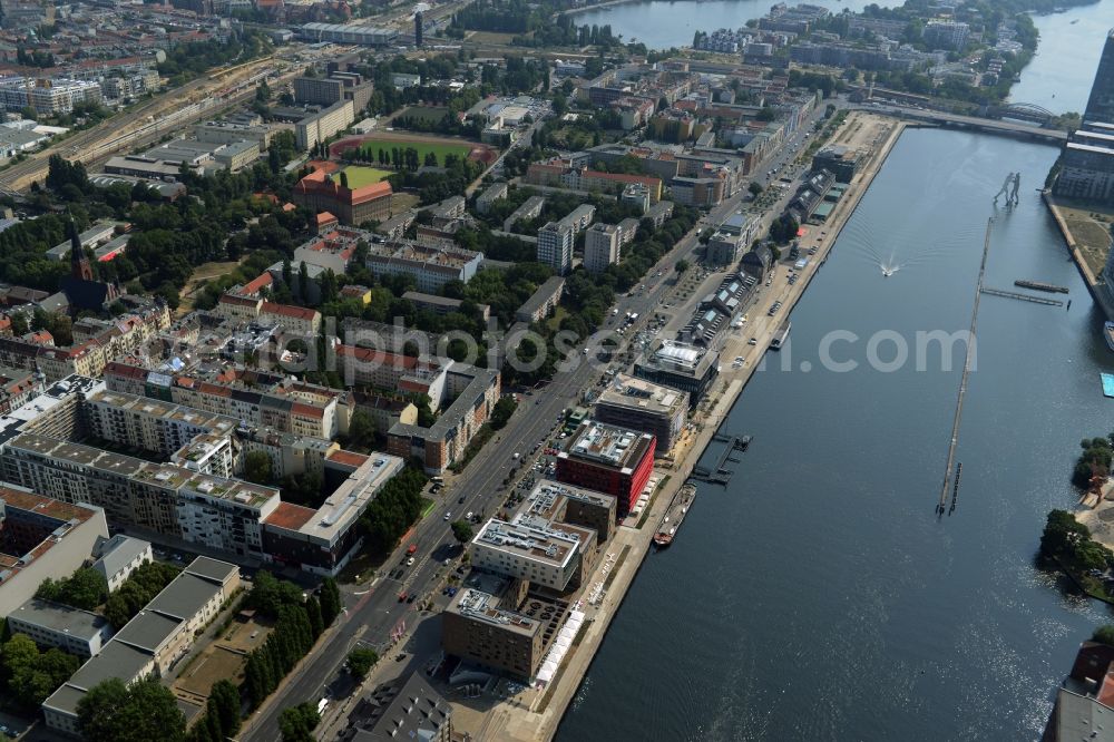 Aerial image Berlin - View of the residential and commercial area in the West of Elsenbruecke Bridge in the Friedrichshain part of Berlin. The residential and business buildings are located on the riverbank of the Spree along Stralauer Allee