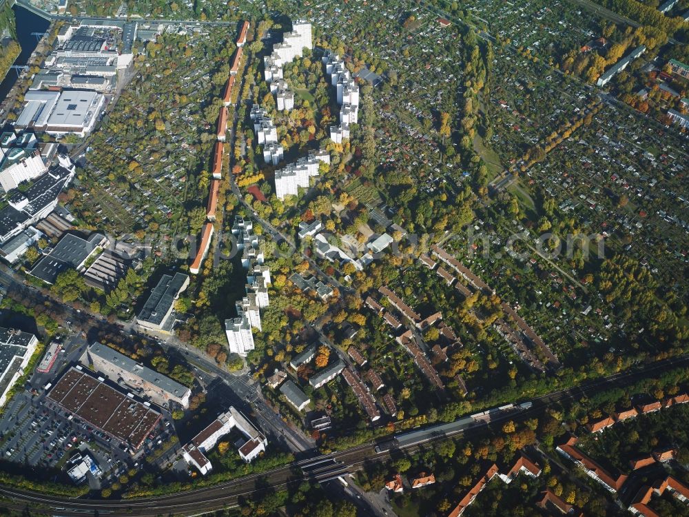 Aerial image Berlin - View of a residential and commercial area in the North of Sonnenallee in the district of Neukoelln in Berlin in Germany. The area consists of several residential estates and parks and allotements around Aronsstrasse. A commercial area on the canal is located in its West