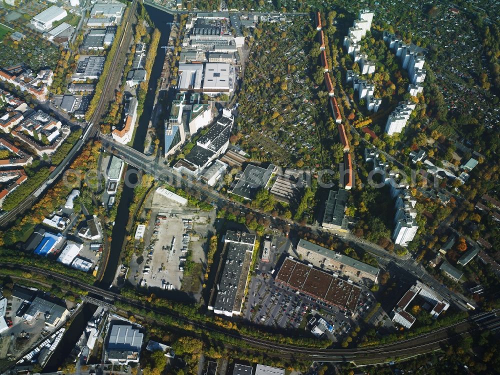 Aerial photograph Berlin - View of a residential and commercial area in the North of Sonnenallee in the district of Neukoelln in Berlin in Germany. The area consists of several residential estates and parks and allotements around Aronsstrasse. A commercial area on the canal is located in its West