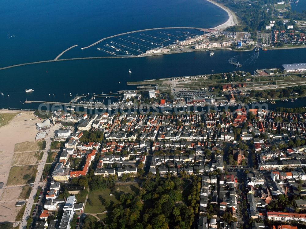 Aerial photograph Rostock Warnemünde - Cityscape residential and harbor on stream in Rostock - Warnemünde in Mecklenburg-Western Pomerania