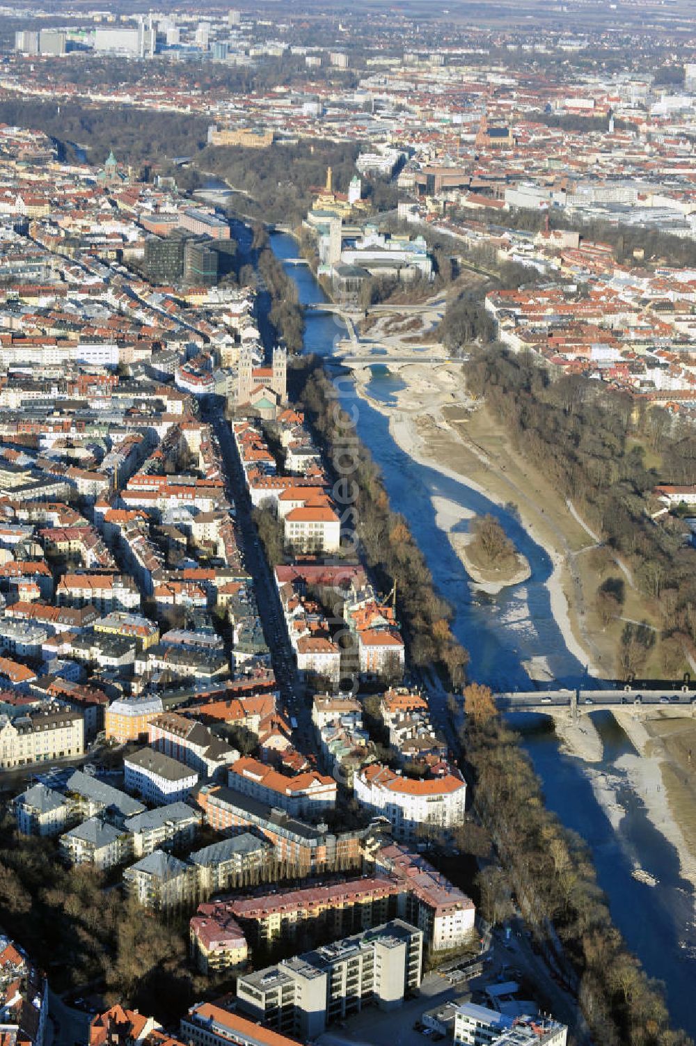 München from the bird's eye view: Residential areas on the banks of the Isar in the course of the Wittelsbach bridge in Munich