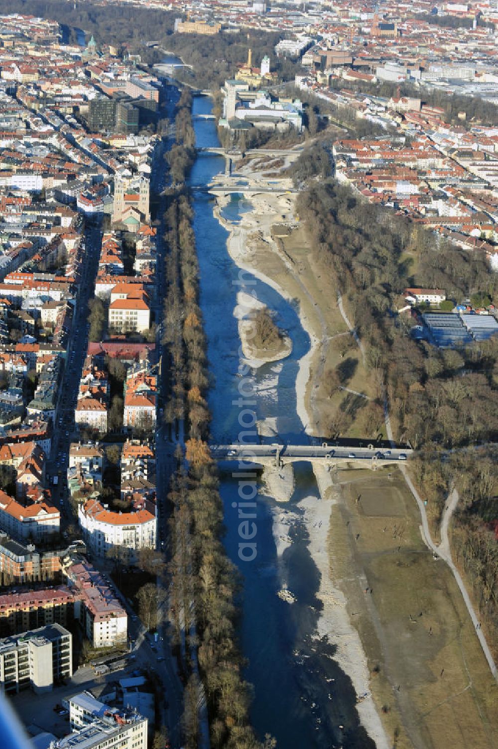 Aerial image München - Residential areas on the banks of the Isar in the course of the Wittelsbach bridge in Munich