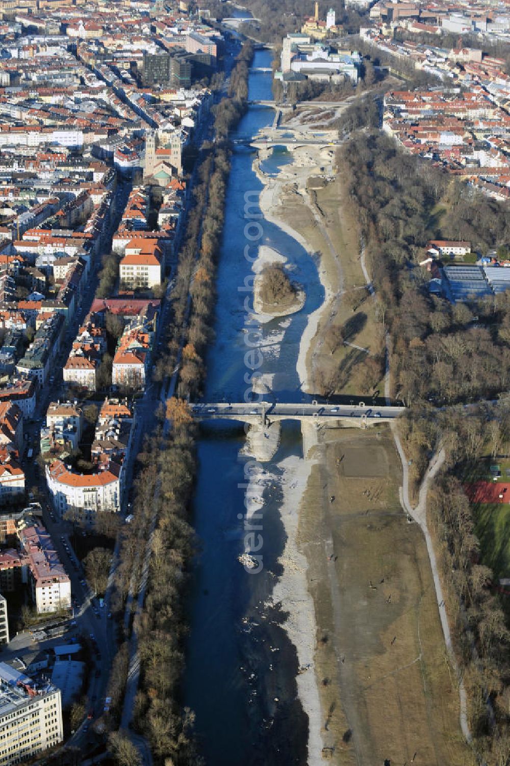 Aerial photograph München - Residential areas on the banks of the Isar in the course of the Wittelsbach bridge in Munich