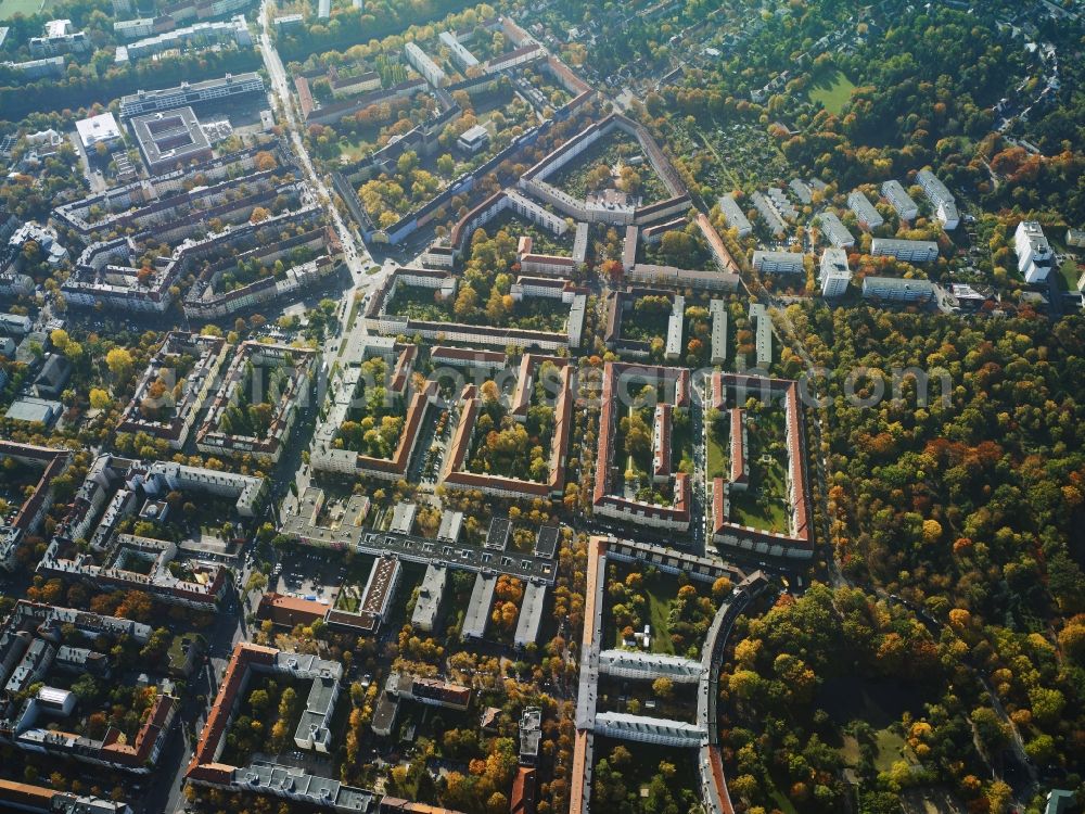 Aerial photograph Berlin - View of the residential area along Wittekindstrasse on Alboinplatz and Eythstrasse Cemetery in Berlin in Germany. View from the North along Wittekindstrasse to the distinct triangular estate on Tankredstrasse. The Marienhoehe Hill is located in the South of it