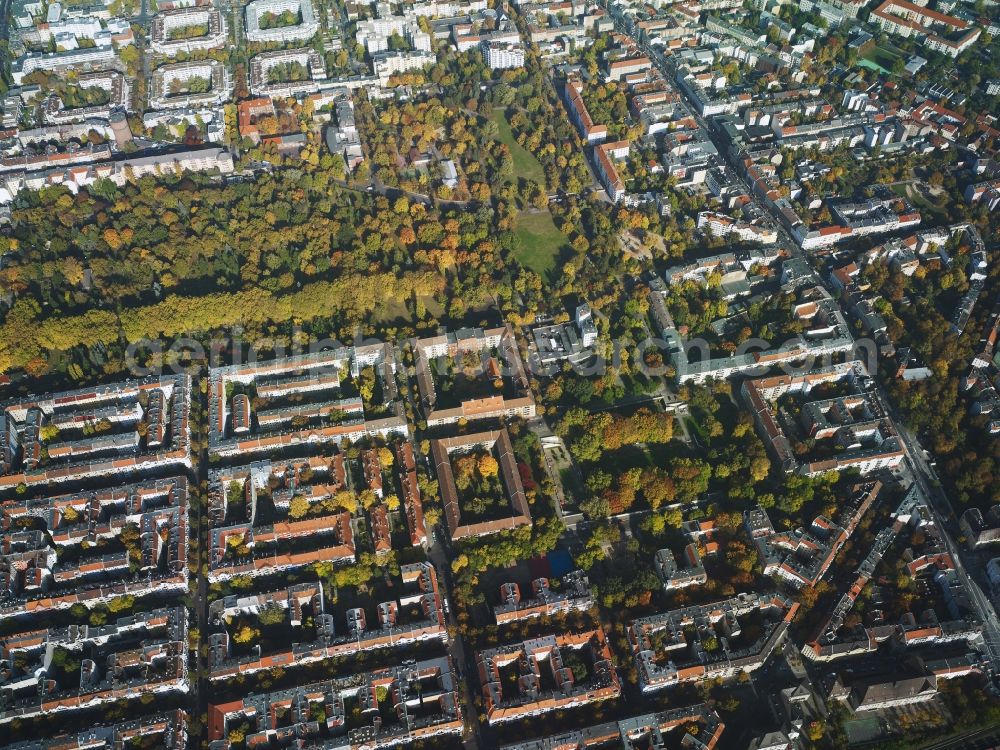 Aerial photograph Berlin - View of a residential area around the park area of Thomashoehe, Lessinghoehe and Koernerpark in the West of Karl-Marx-Strasse in the district of Neukoelln in Berlin in Germany. The residential buildings and estates of the area are located around the park