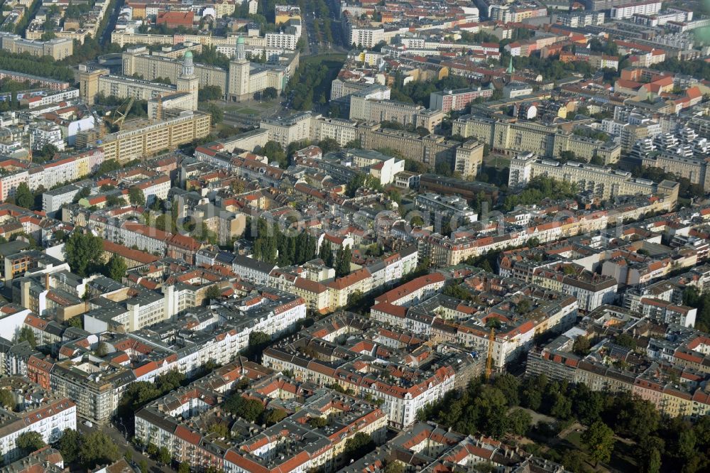 Berlin from the bird's eye view: View of the residential area in the Northwest of Boxhagener Platz in the Friedrichshain part of Berlin in Germany. Frankfurter Allee takes its course in the North