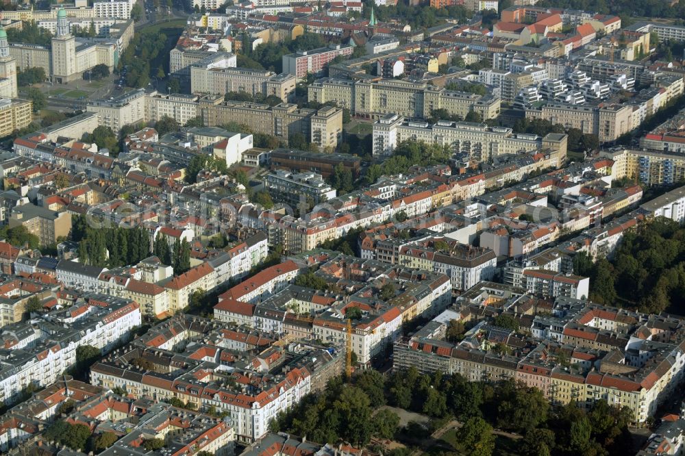 Aerial image Berlin - View of the residential area in the Northwest of Boxhagener Platz in the Friedrichshain part of Berlin in Germany. Frankfurter Allee takes its course in the North