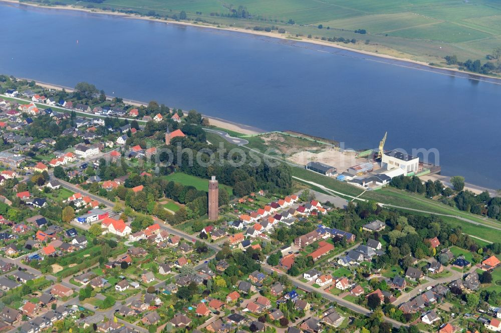 Brake (Unterweser) from the bird's eye view: View of a residential area in the South of Brake (Unterweser) in the state of Lower Saxony. A historic water tower is located in the single family homes area