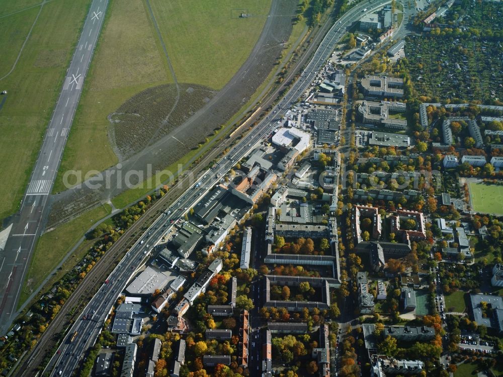 Berlin from the bird's eye view: View of the residential area in the South of the city motorway A100 and Tempelhofer Feld in the district of Tempelhof-Schoenebeg in Berlin in Germany. The residential estates are located amidst green areas and company compounds on the motorway. The area of the former Airport Tempelhof with its Southern runway is located in its North