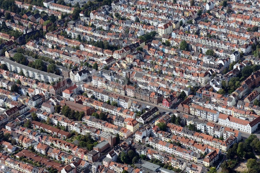 Bremen from the bird's eye view: View of the residential area of the Neustadt part in the South of Bremen in Germany. Multi family homes and residential buildings are located along the symmetrically ordered streets