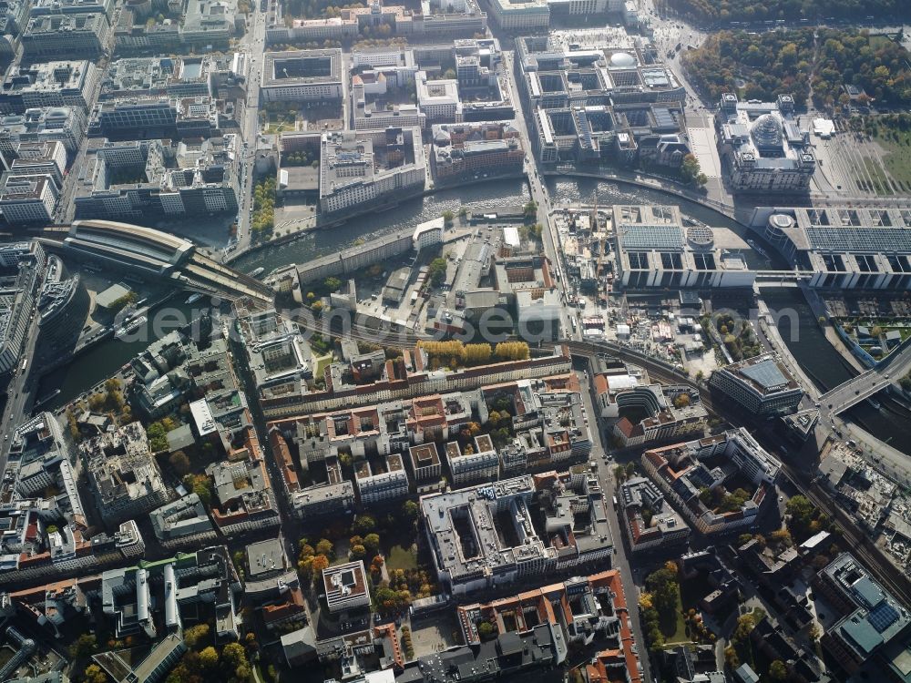 Aerial image Berlin - View of the centre of the Mitte district and the govnernment district in Berlin. The large station on the riverbank of the Spree is Friedrichstrasse station. Along the river, the government buildings of the parliament and Reichstag are spread out