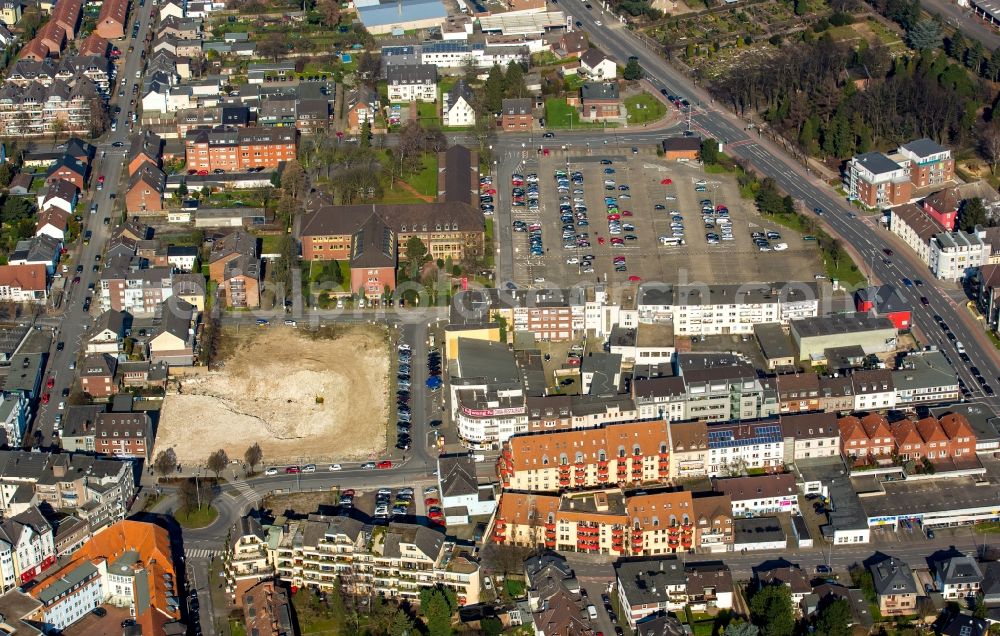 Aerial photograph Moers - View of the centre of Moers and empty space on Otto-Hue-Strasse in the state of North Rhine-Westphalia