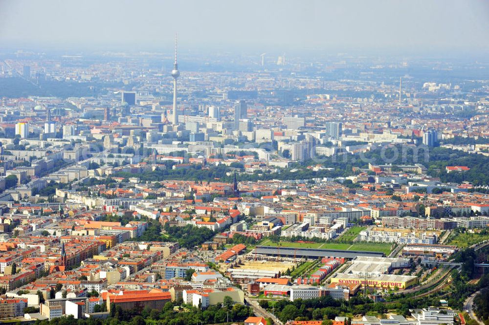 Berlin from the bird's eye view: Blick über Berlin-Friedrichshain mit dem Alten Schlachthof in Richtung Berlin-Mitte. View over the district Friedrichshain in to the direction of Berlin-Mitte.