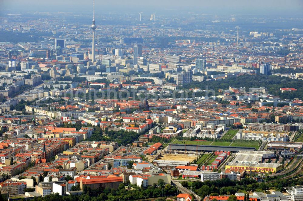 Aerial image Berlin - Blick über Berlin-Friedrichshain mit dem Alten Schlachthof in Richtung Berlin-Mitte. View over the district Friedrichshain in to the direction of Berlin-Mitte.