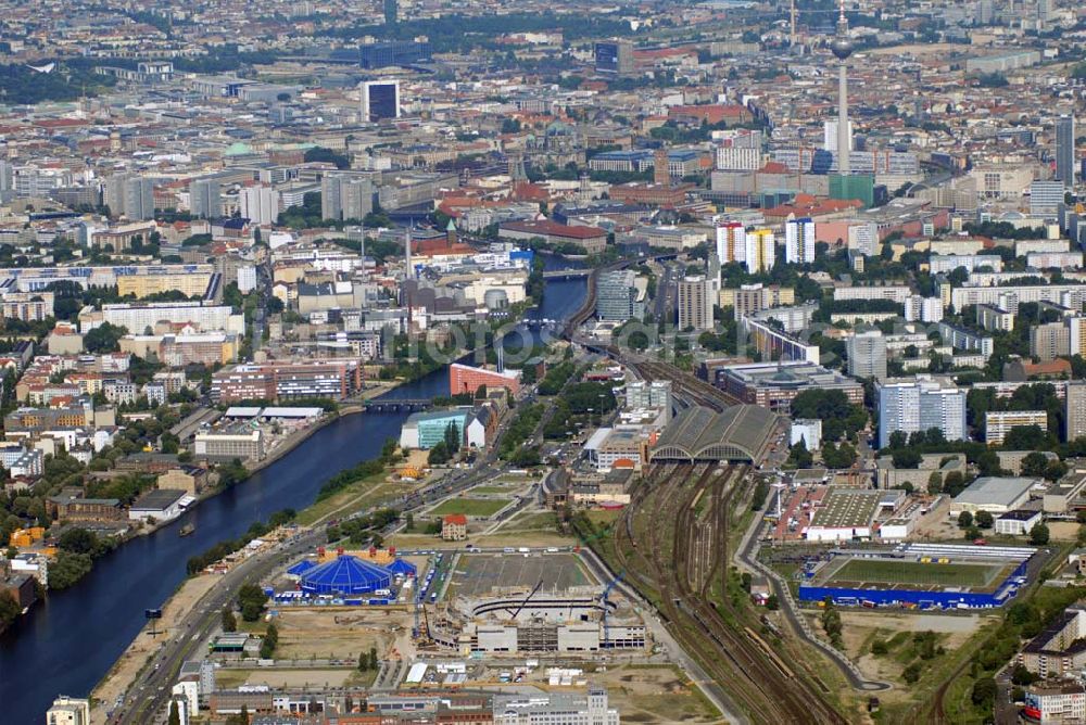 Berlin from above - Blick auf die Stadtteile Friedrichshain-Kreuzberg an der Spree mit der Baustelle der fast rohbaufertigen zukünftigen O2 World Arena im Berliner Bezirk Kreuzberg/Friedrichshain. Die Multifunktionsarena, die bis zu 17.000 Zuschauer fassen kann, wird auf dem Areal des ehemaligen Ostgüterbahnhofs im Bezirk Kreuzberg-Friedrichshain bis Ende 2008 enstehen.