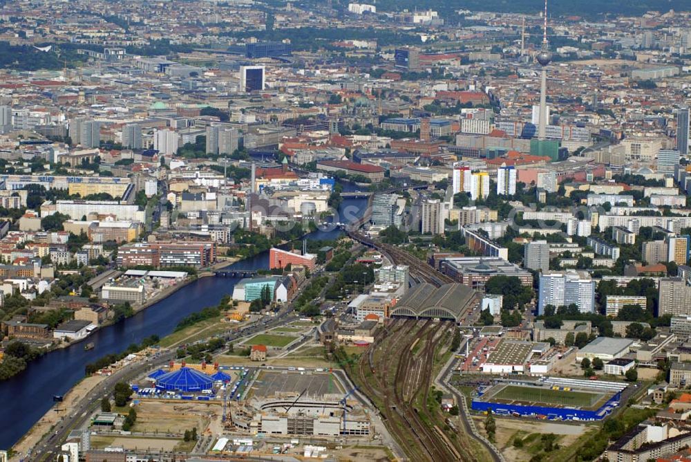 Berlin from the bird's eye view: Blick auf die Stadtteile Friedrichshain-Kreuzberg an der Spree mit der Baustelle der fast rohbaufertigen zukünftigen O2 World Arena im Berliner Bezirk Kreuzberg/Friedrichshain. Die Multifunktionsarena, die bis zu 17.000 Zuschauer fassen kann, wird auf dem Areal des ehemaligen Ostgüterbahnhofs im Bezirk Kreuzberg-Friedrichshain bis Ende 2008 enstehen.