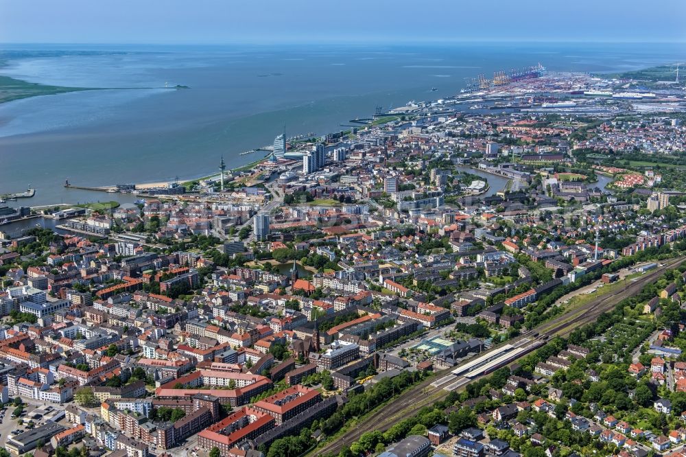 Aerial image Bremerhaven - Districts Mitte, Lehe und Stadtbremisches Ueberseehafengebiet with its residential areas and port facilities and the nearby river Geeste aswell as the mouth of the river Weser joining the North Sea in the city Bremerhaven in the state Bremen