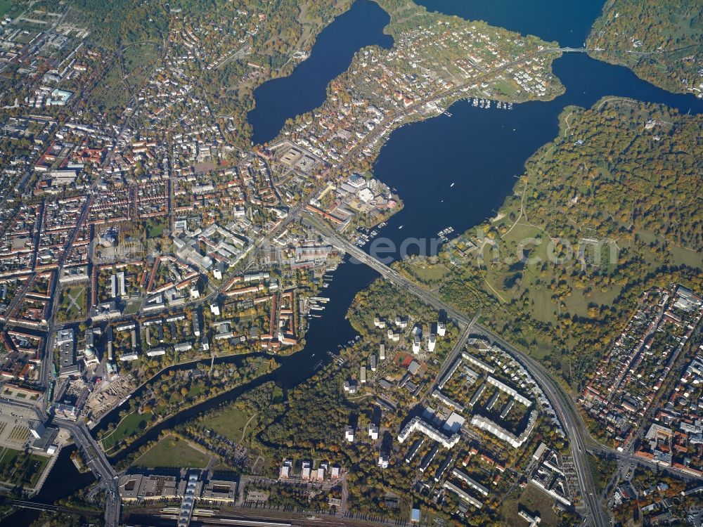 Potsdam from the bird's eye view: District Noerdliche Innenstadt, Noerdliche Vorstadt, Berliner Vorstadt along the riparian area of the lakes Heiliger See und Tiefer See with the course of the Nuthestrasse above the Humboldtbruecke in the city in Potsdam in the state Brandenburg