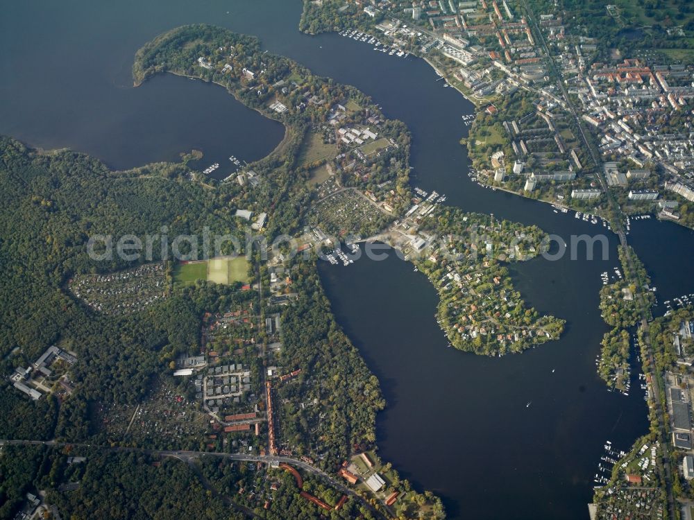 Potsdam from the bird's eye view: Districts Noerdliche Innenstadt, Westliche Vorstadt and Potsdam Sued besides the riparian of the river Havel and its nearby forestland and residential areas in Potsdam in the state Brandenburg