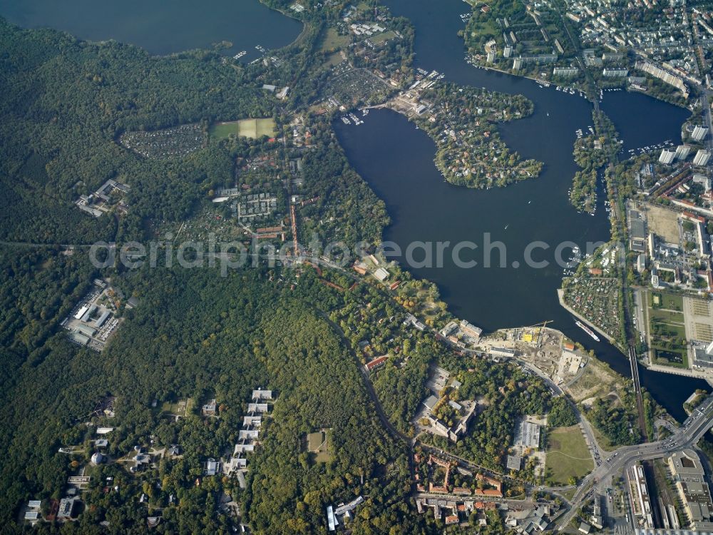 Aerial image Potsdam - Districts Noerdliche Innenstadt, Westliche Vorstadt and Potsdam Sued besides the riparian of the river Havel and its nearby forestland and residential areas in Potsdam in the state Brandenburg