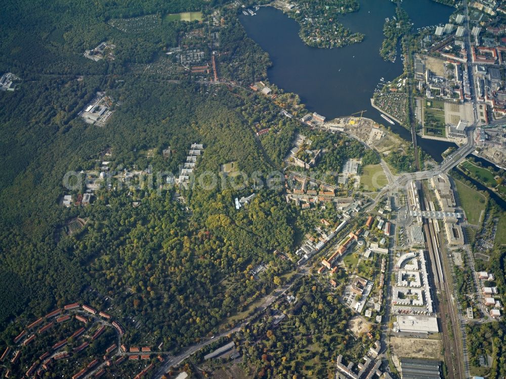 Aerial photograph Potsdam - Districts Noerdliche Innenstadt, Westliche Vorstadt and Potsdam Sued besides the riparian of the river Havel and its nearby forestland and residential areas in Potsdam in the state Brandenburg