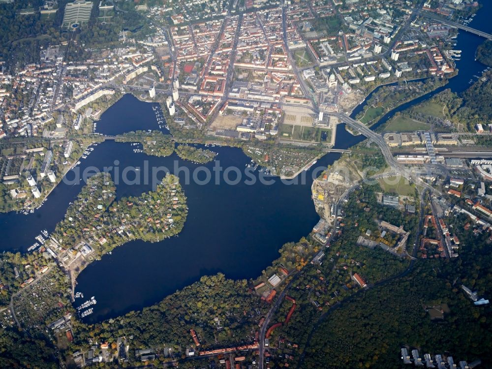 Potsdam from the bird's eye view: Districts Noerdliche Innenstadt und Westliche Vorstadt besides the riparian of the river Havel in the city in Potsdam in the state Brandenburg